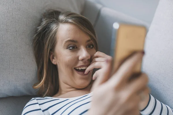 Mädchen Lesen Nachricht Einem Smartphone Glückliche Frau Mit Handy Auf — Stockfoto