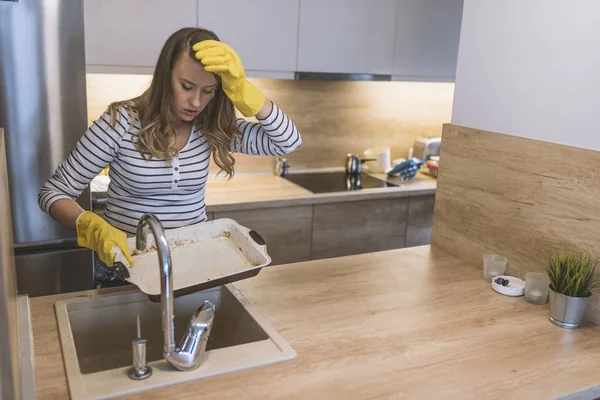청소입니다 여자는 부엌에서 설거지입니다 수동으로 손으로 설거지 장갑을 청소의 — 스톡 사진