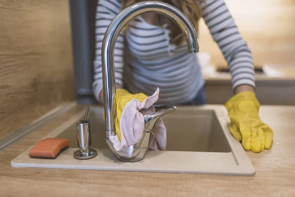 Las Personas Las Tareas Domésticas Concepto Limpieza Mujer Feliz Guantes — Foto de Stock