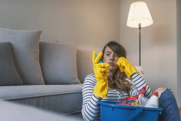 Hermosa Mujer Cansada Con Guantes Protectores Limpiándose Frente Mientras Limpia — Foto de Stock