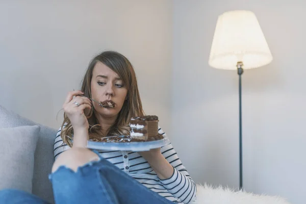 Depressieve Vrouw Eet Cake Trieste Ongelukkige Vrouw Eten Taart Treurige — Stockfoto