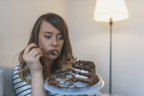 Przygnębiony Kobieta Zjada Ciastko Smutna Nieszczęśliwa Kobieta Jedzenie Ciasto Smutna — Zdjęcie stockowe