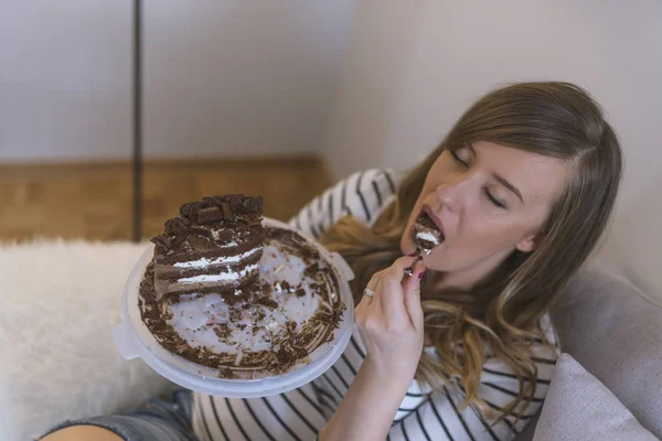 Крупный План Женщины Поедающей Шоколадный Торт Красивой Девушке Нравится Торт — стоковое фото