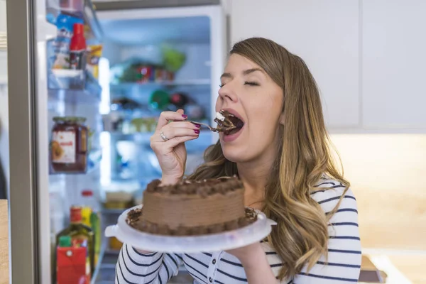 Primer Plano Joven Mujer Pie Frente Refrigerador Abierto Comiendo Pastel — Foto de Stock