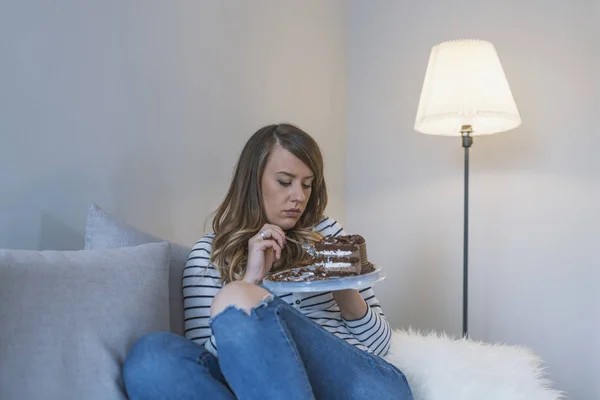 Mujer Deprimida Come Pastel Triste Mujer Infeliz Comiendo Pastel Mujer — Foto de Stock