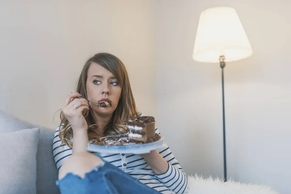 Mujer Deprimida Come Pastel Triste Mujer Infeliz Comiendo Pastel Mujer — Foto de Stock