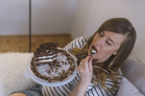 Primer Plano Mujer Comiendo Pastel Chocolate Hermosa Chica Disfruta Comiendo — Foto de Stock