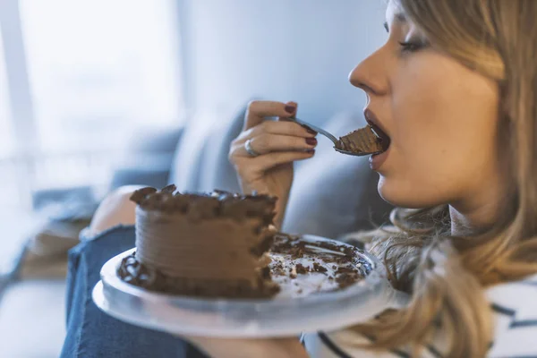 Primer Plano Mujer Comiendo Pastel Chocolate Hermosa Chica Disfruta Comiendo — Foto de Stock