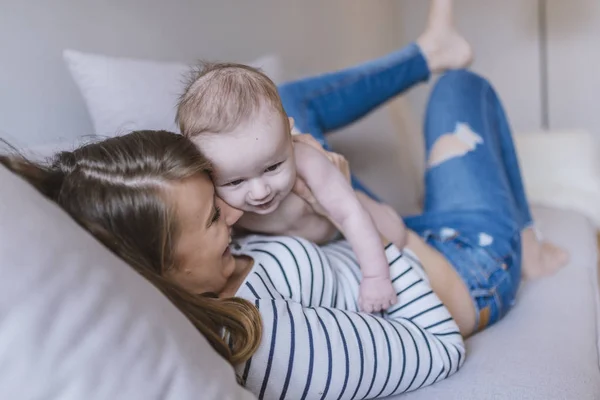 Keluarga Yang Bahagia Ibu Muda Sedang Bermain Dengan Bayi Lelakinya — Stok Foto