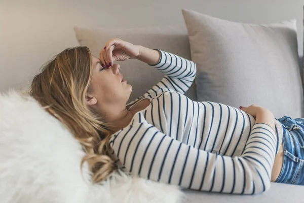 여성이 편두통의 고통입니다 편두통 침대에 임신한 — 스톡 사진