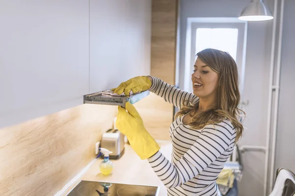 Capa Fogão Limpeza Jovem Mulher Com Rag Detergente Cozinha Close — Fotografia de Stock