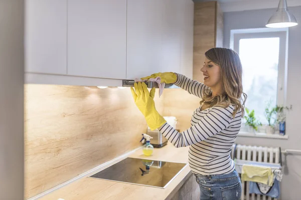 Capa Fogão Limpeza Jovem Mulher Com Rag Detergente Cozinha Close — Fotografia de Stock