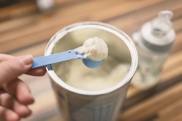 Pudermilch Für Baby Und Blauer Löffel Auf Hellem Hintergrund Nahaufnahme — Stockfoto