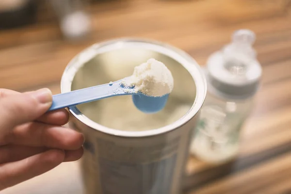 Lait Poudre Pour Bébé Cuillère Bleue Sur Fond Clair Close — Photo