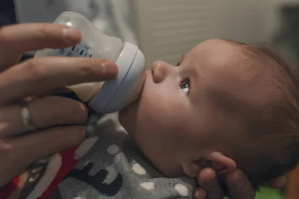 Little Infant Baby Lying Fathers Hand Drinking Milk Bottle — Stock Photo, Image