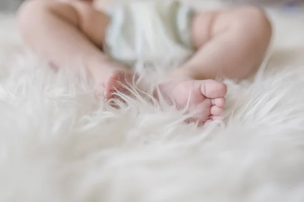 ソフト選択と集中で生まれたばかりの赤ちゃんの小さな足 — ストック写真