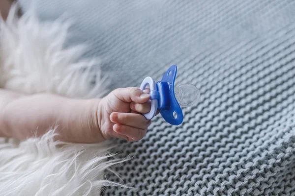 Primer Plano Mano Del Bebé Con Chupete — Foto de Stock