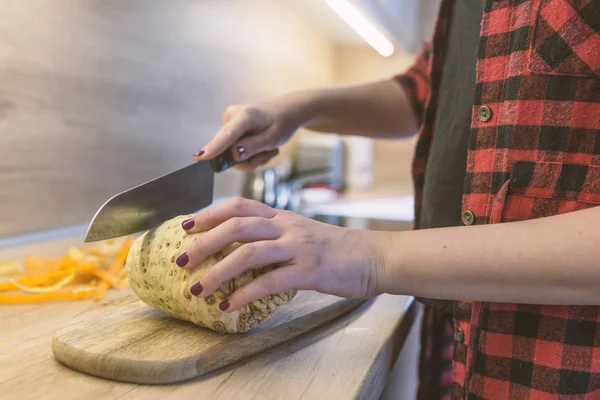 Mujeres Manos Cortando Verduras Cocina Comida Saludable Concepto Vegetariano — Foto de Stock