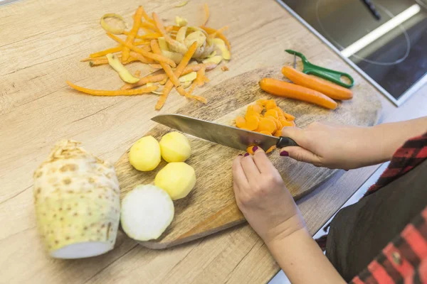 Mujeres Manos Cortando Verduras Cocina Comida Saludable Concepto Vegetariano — Foto de Stock