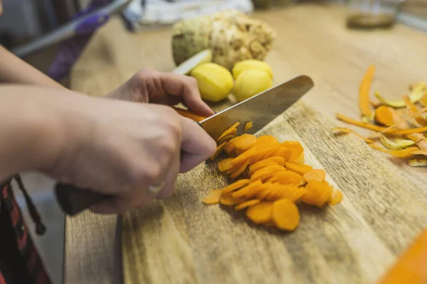 女人手在厨房里切蔬菜 健康膳食与素食观念 — 图库照片