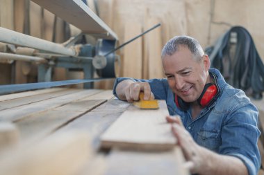 Komuta sizde ahşap marangozluk yapıyor.
