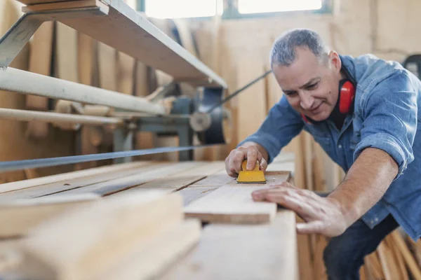 Hombre Mayor Haciendo Carpintería Madera — Foto de Stock