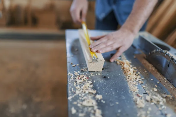 Falegname Con Righello Misurazione Assi Legno Officina — Foto Stock