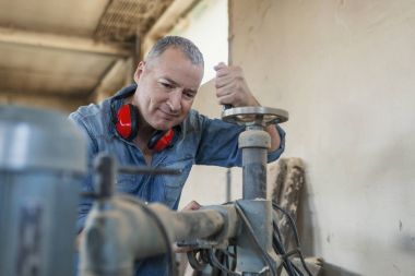 Marangoz, marangoz dükkanında marangozluk yapıyor..