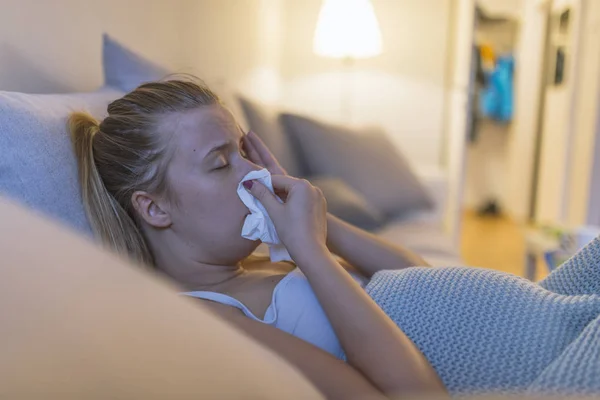 Genç Hamile Kadın Kanepe Evde Mendil Ile Grip Acı — Stok fotoğraf