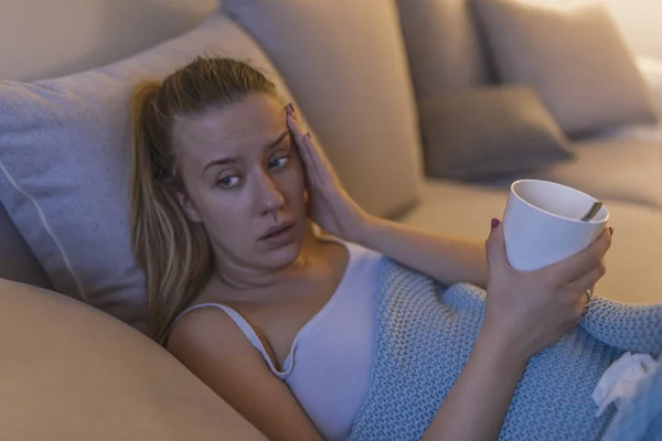 インフルエンザ自宅から発熱時お茶を飲む動揺の若い女性 — ストック写真