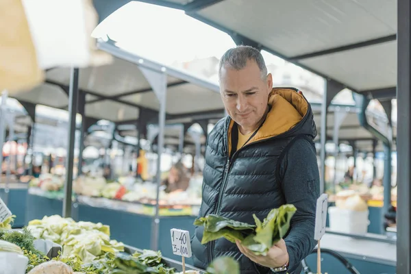 Mature Man Buying Organic Fruits Vegetables Open Street Market Local — Stock Photo, Image