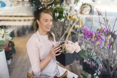 Çekici kadın çiçekçi moda modern buket farklı çiçek yapma önlük closeup
