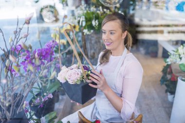 Çekici kadın çiçekçi moda modern buket farklı çiçek yapma önlük closeup