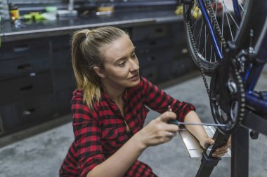 Onarım işlemi atölyede Bisiklet mekanik.