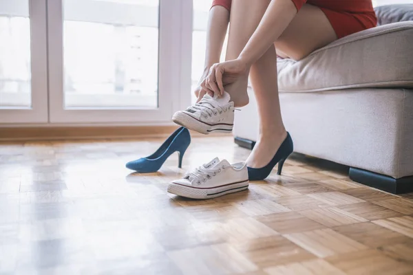女性の職場に靴を脱いだりのトリミング ビュー — ストック写真