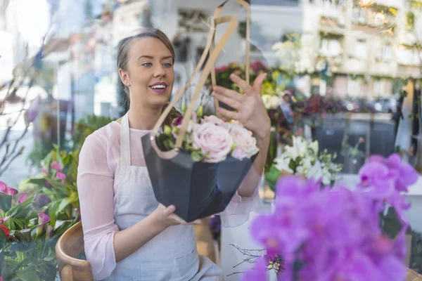 Atractiva Florista Mujer Delantal Sosteniendo Tijeras Fijación Flores Mostrador Jardinería — Foto de Stock