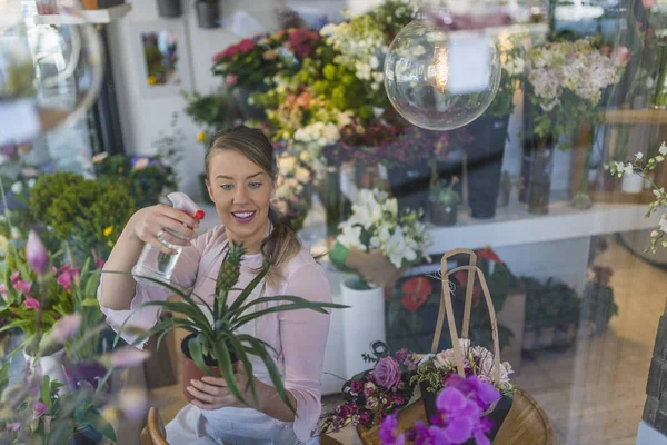 Alegre Florista Femenina Satisfecha Con Delantal Feliz Preparando Flores Tienda — Foto de Stock