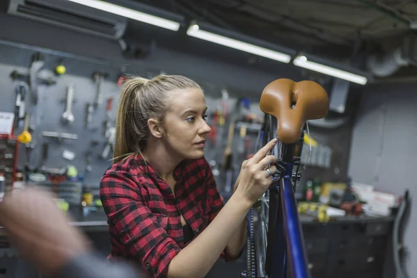 Technician Woman Fixing Bicycle Seat Repair Shop — Stock Photo, Image