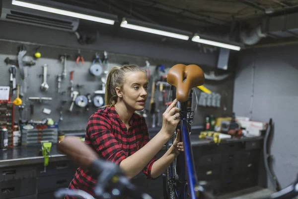 Technicien Femme Fixation Siège Vélo Dans Atelier Réparation — Photo