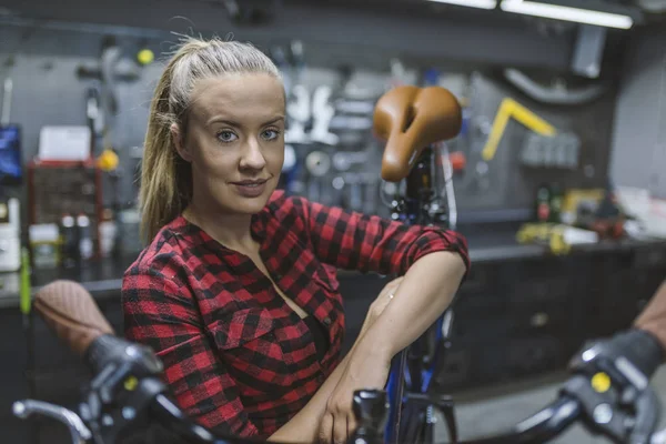 Young Woman Working Biking Repair Shop — Stock Photo, Image