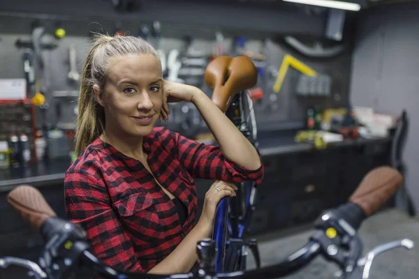 Giovane Donna Che Lavora Nel Negozio Riparazione Biciclette — Foto Stock