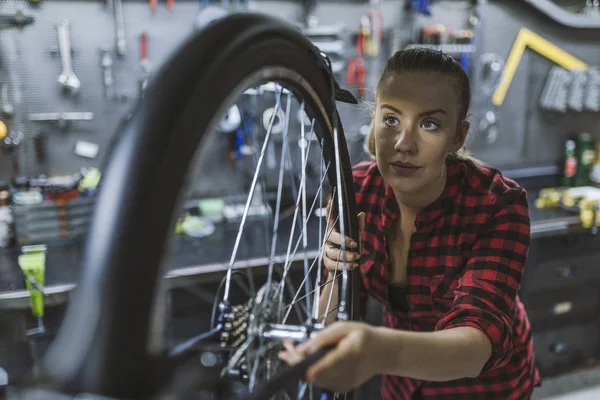 Vue Recadrée Mécanicien Vélo Cours Réparation — Photo