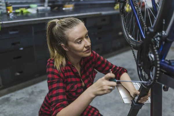 Fahrradmechaniker Werkstatt Reparaturprozess — Stockfoto