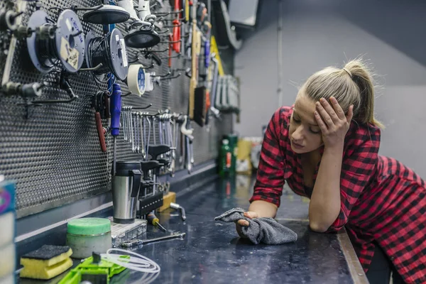 Wanita Mengalami Sakit Kepala Setelah Bekerja Keras Stasiun Layanan — Stok Foto