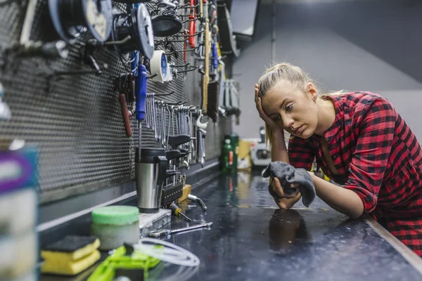 Femme Ayant Mal Tête Après Avoir Travaillé Dur Dans Station — Photo