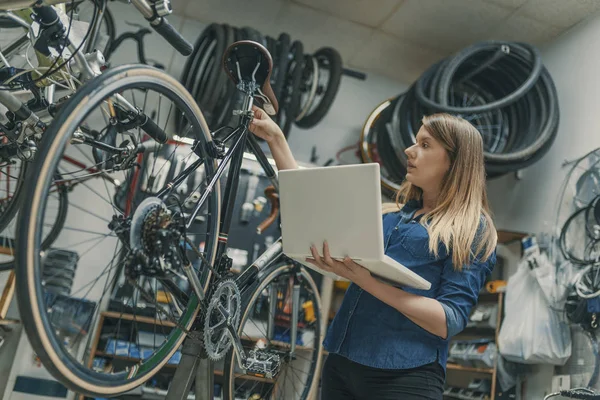 Mécanicien Femelle Avec Ordinateur Portable Dans Magasin Vélos — Photo