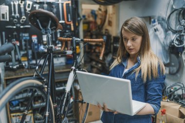 Bisiklet içinde laptop ile kadın makinist depolamak