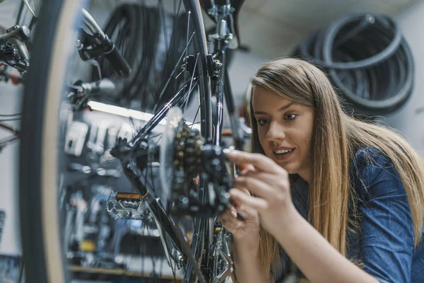 Mechanic Repairing Gears Bicycle Service Shop — Stock Photo, Image