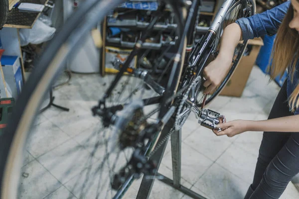 Technicien Femme Fixation Vélo Dans Atelier Réparation — Photo