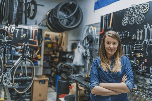 Retrato Técnica Femenina Sonriendo Pie Con Los Brazos Cruzados Taller — Foto de Stock